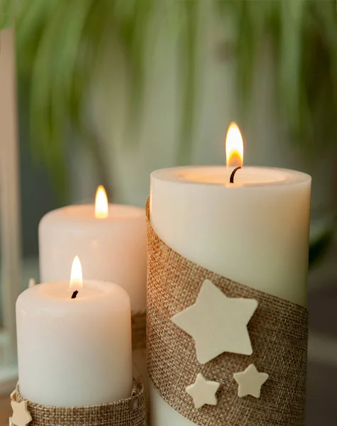 Candele di Natale bianche che bruciano — Foto Stock