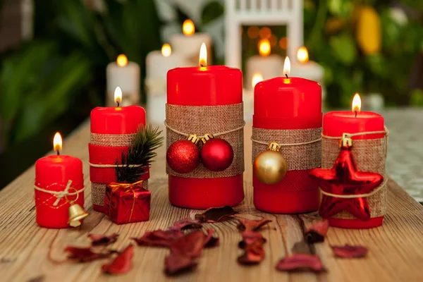 Rode kaarsen met kerstballen — Stockfoto