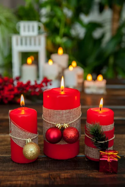 Velas rojas con adornos de Navidad — Foto de Stock