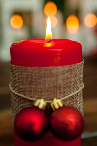 Красная свеча на Рождество — стоковое фото