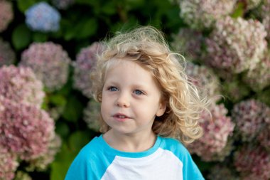 bahçede sarışın saçlı çocuk