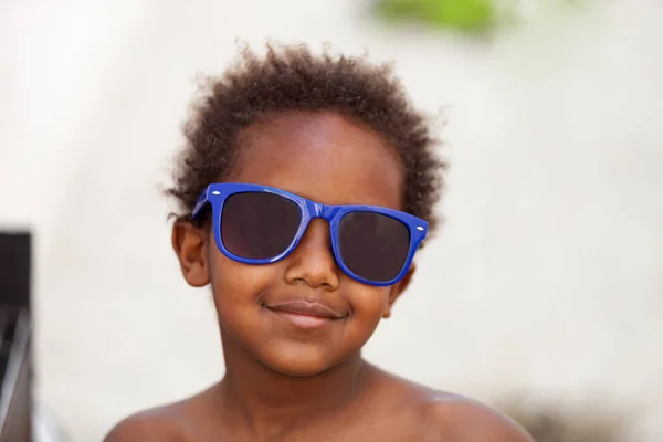 Афро-американский ребенок в солнечных очках — стоковое фото