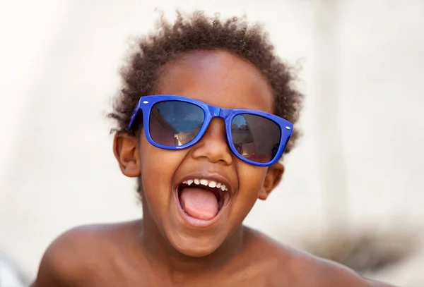 Αφρο-αμερικανικό παιδί με τα γυαλιά ηλίου — Φωτογραφία Αρχείου