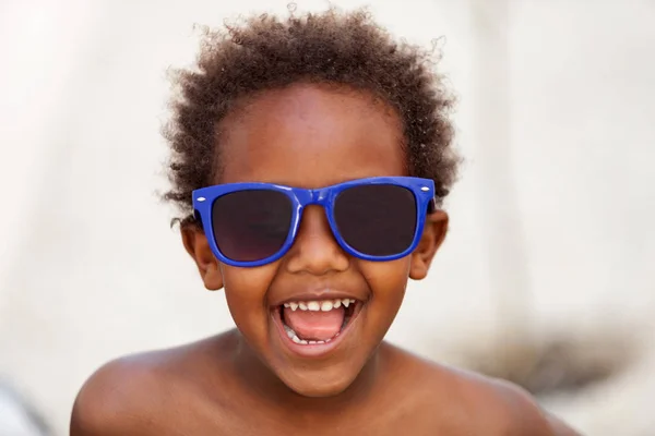 Criança afro-americana com óculos de sol — Fotografia de Stock