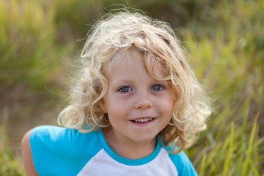 uzun sarı saçlı çocuk