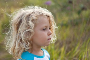 uzun sarı saçlı çocuk