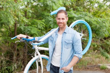 yakışıklı adam taşıma Bisiklet