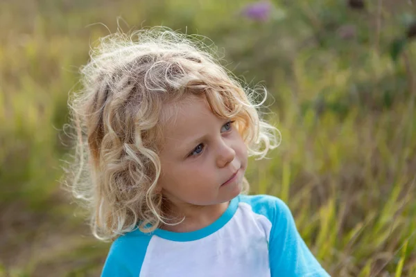 Niño con el pelo largo y rubio —  Fotos de Stock