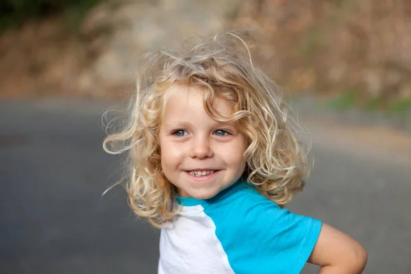 Bambino con lunghi capelli biondi — Foto Stock