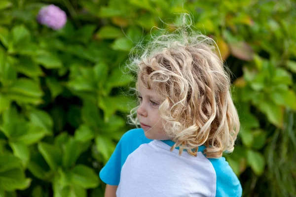 Criança com cabelo loiro longo — Fotografia de Stock