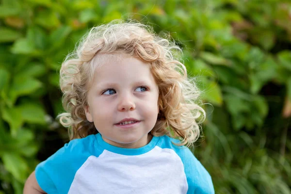 Niño con el pelo largo y rubio — Foto de Stock