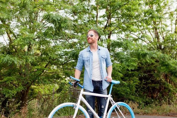 Bonito homem com bicicleta — Fotografia de Stock