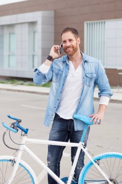 adam Bisiklet ve smartphone