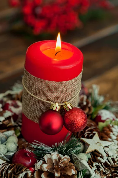 Czerwona świeca na Boże Narodzenie — Zdjęcie stockowe