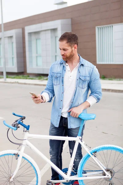 Mann mit Fahrrad und Smartphone Stockbild