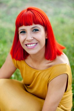 Kırmızı saçlı genç kadın