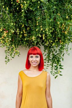 Kırmızı saçlı genç kadın