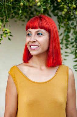 Kırmızı saçlı genç kadın