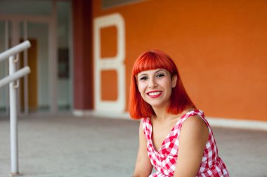 Kırmızı saçlı genç kadın