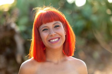 Kırmızı saçlı genç kadın