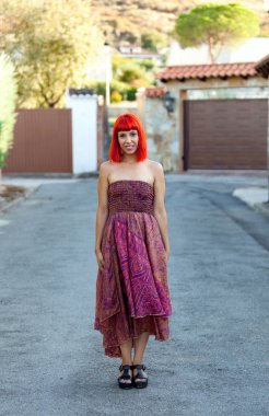 Kırmızı saçlı genç kadın