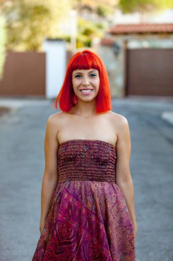 Kırmızı saçlı genç kadın