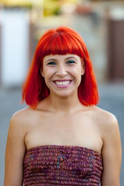 Kırmızı saçlı genç kadın