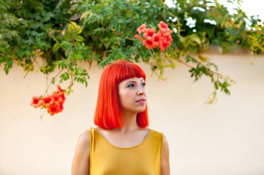 Kırmızı saçlı genç kadın