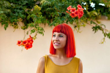 Kırmızı saçlı genç kadın