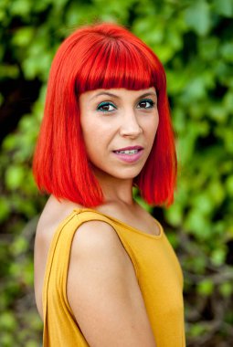 Kırmızı saçlı genç kadın