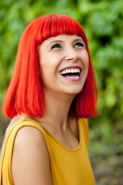 Kırmızı saçlı genç kadın