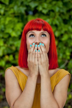 Kırmızı saçlı genç kadın