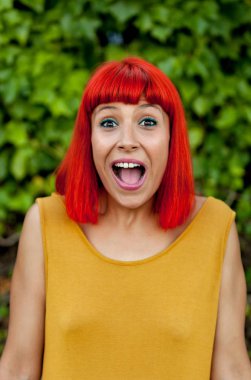 Kırmızı saçlı genç kadın