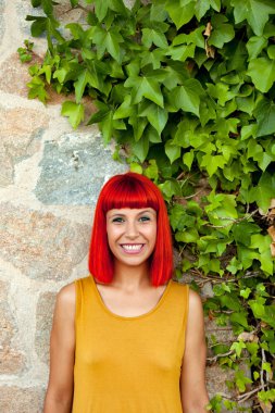 Kırmızı saçlı genç kadın