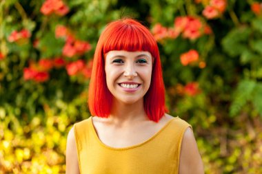 Kırmızı saçlı genç kadın