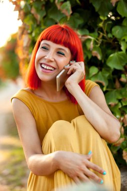 Kırmızı saçlı genç kadın