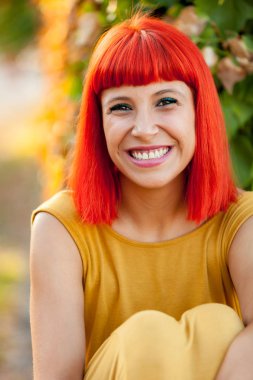 Kırmızı saçlı genç kadın