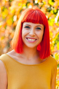 Kırmızı saçlı genç kadın