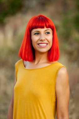 Kırmızı saçlı genç kadın