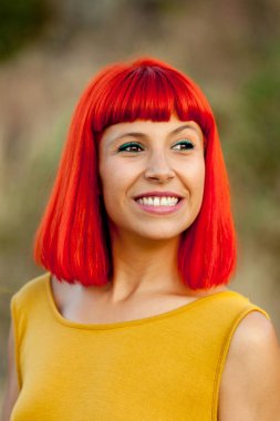 Kırmızı saçlı genç kadın