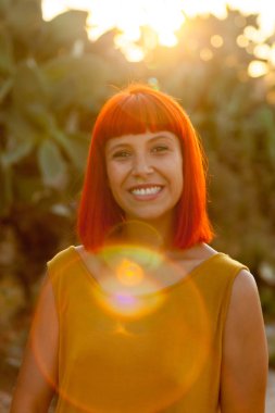 Kırmızı saçlı genç kadın