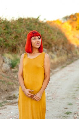 Kırmızı saçlı genç kadın