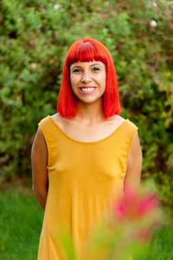 Kırmızı saçlı genç kadın