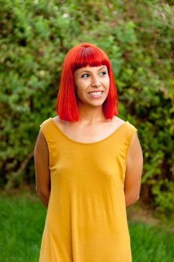 Kırmızı saçlı genç kadın