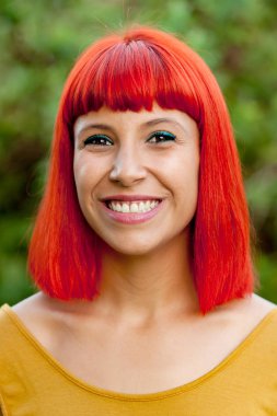 Kırmızı saçlı genç kadın