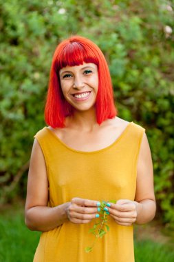 Kırmızı saçlı genç kadın