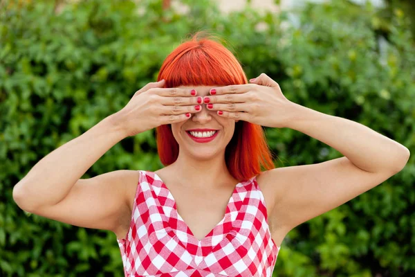 Rode donkerharige jonge vrouw — Stockfoto