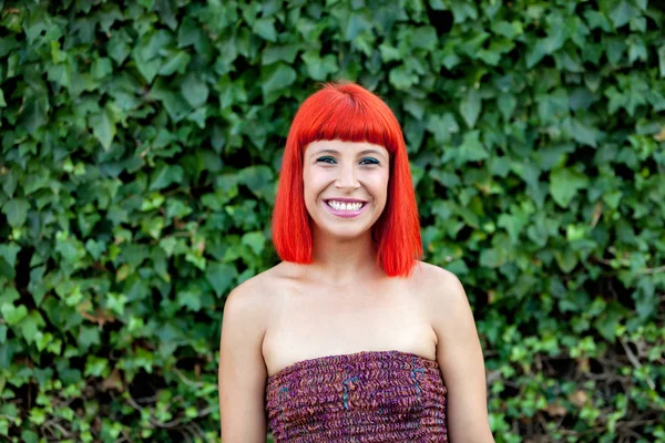 Kırmızı saçlı genç kadın