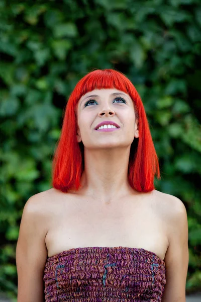 Kırmızı saçlı genç kadın — Stok fotoğraf