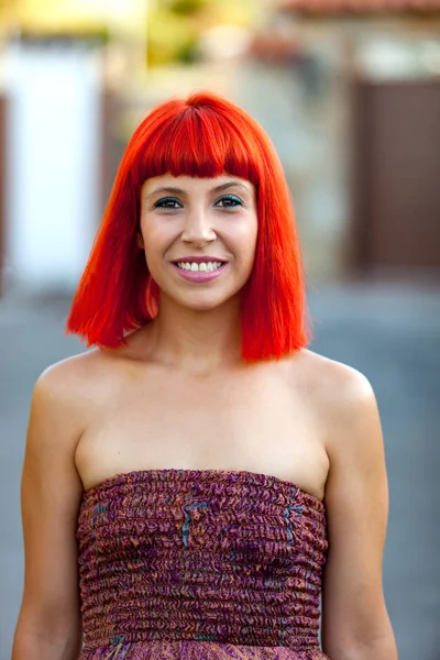 Kırmızı saçlı genç kadın